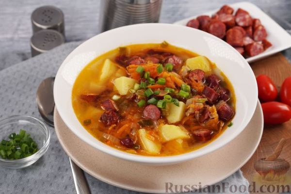 Суп с охотничьими колбасками и фасолью