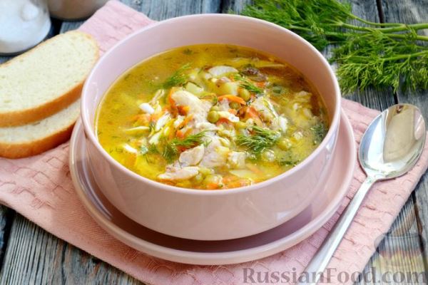 Куриный суп с консервированным горошком и яйцом