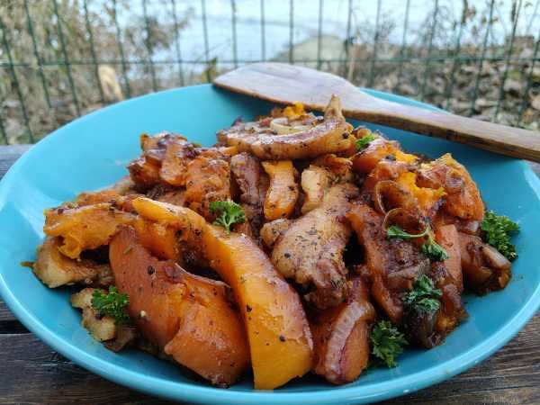 Тыква с мясом в казане на костре