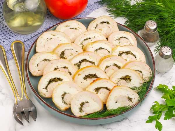 Куриный рулет с творожным сыром и зеленью