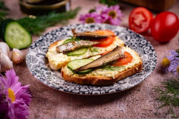Бутерброды со шпротами и чесноком