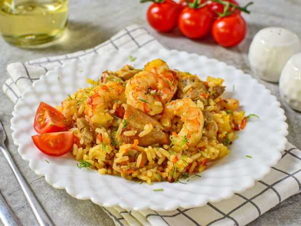 Жареный рис с креветками и курицей
