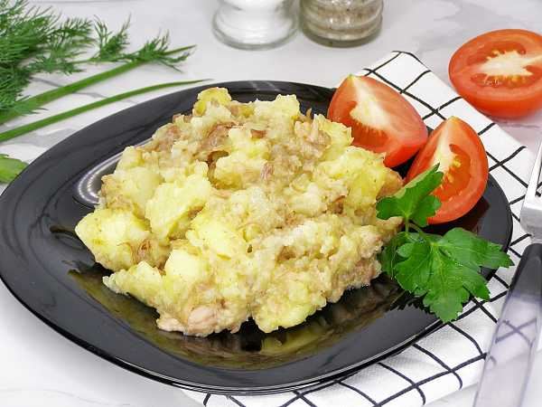 Вареная картошка с тушенкой