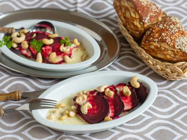 Свекла с сыром и орехами (закуска)
