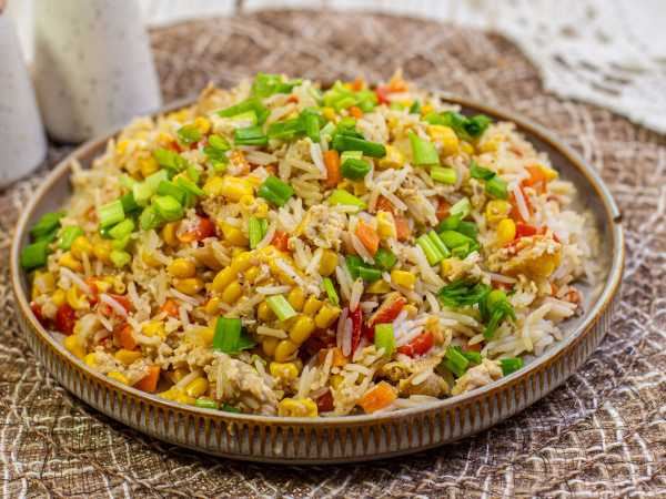 Жареный рис с кукурузой и яйцом
