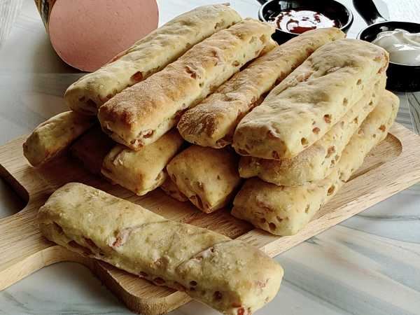 Палочки на кефире с колбасой