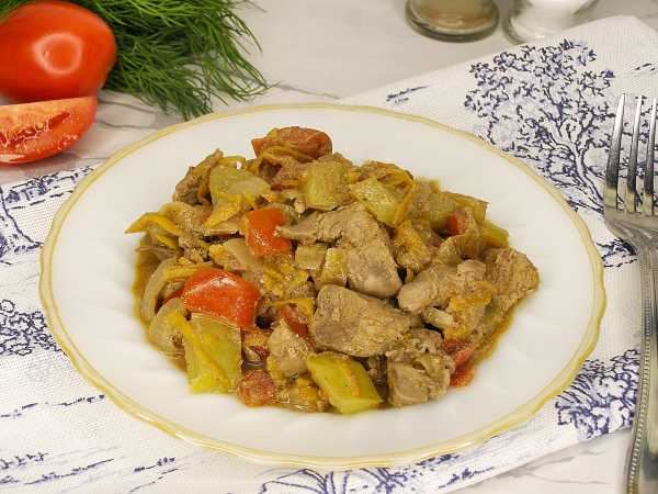 Куриная печень с перцем и помидорами