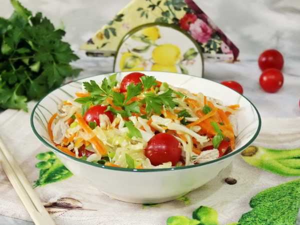 Азиатский салат с курицей и овощами