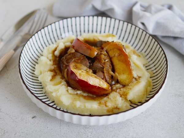 Запеченная куриная печень с яблоками в духовке