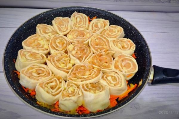 Рулетики из теста с фаршем и картофелем