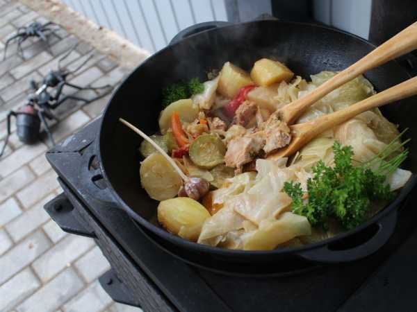 Басма в казане на костре из свинины