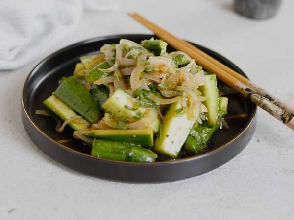 Огурцы с жареным луком