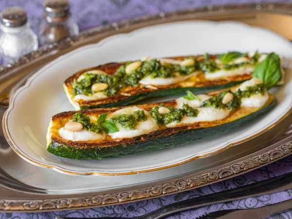 Кабачок с соусом песто