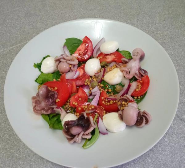 Салат с осьминогами