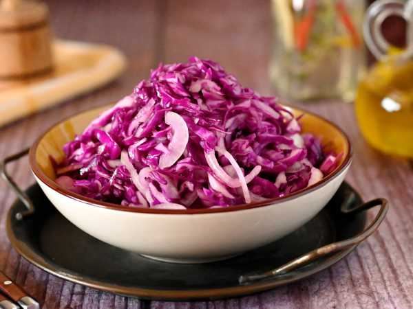 Простой салат из краснокочанной капусты